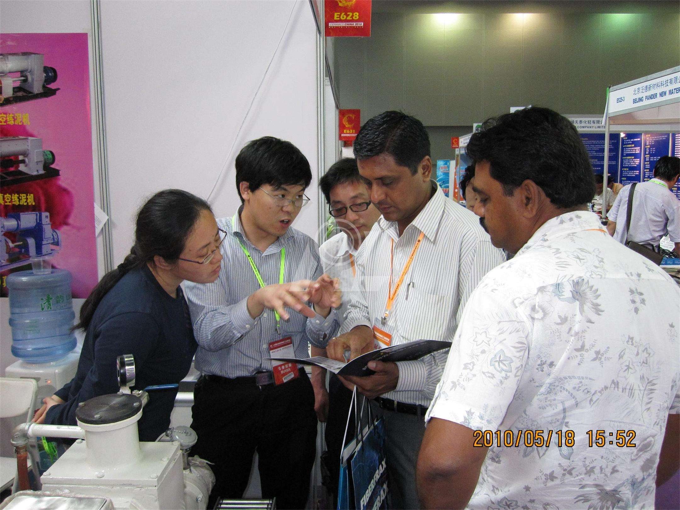 與外賓交流 與外賓交流